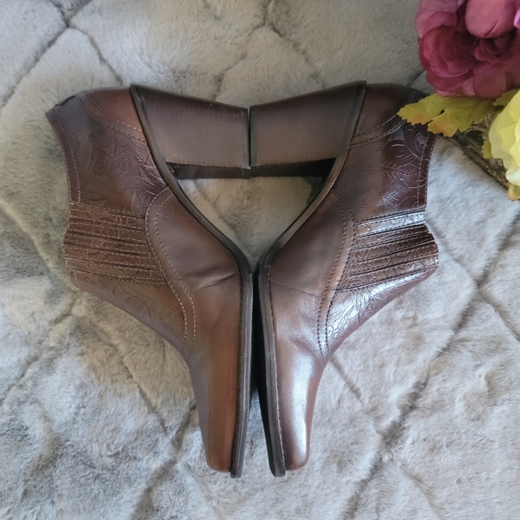 NWOT ANTONIO MELANI EMBOSSED ANKLE BOOTS - Picture 4 of 9